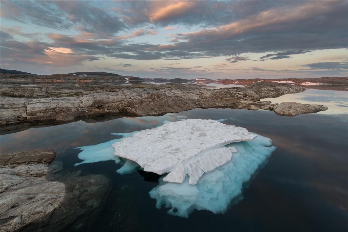 Isblokk flyter i Blåsjø - Klikk for stort bilde